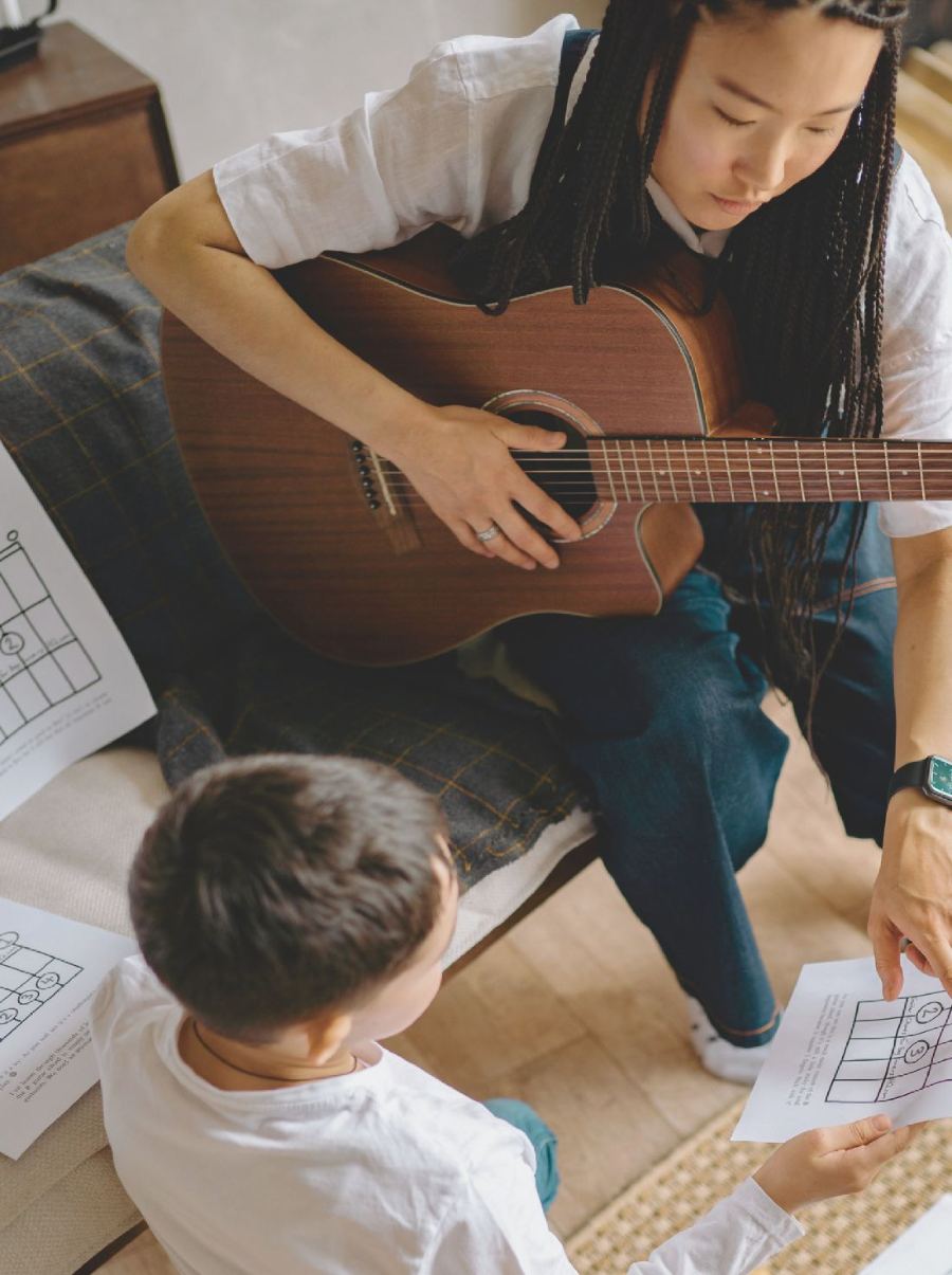 Professor e aluno em uma aula de violão