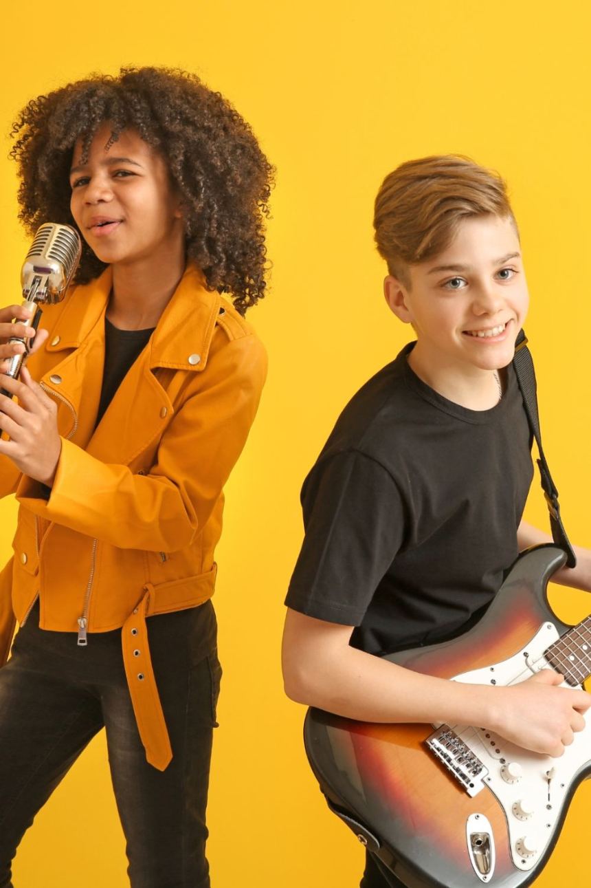 Dois adolescentes do Conservatório: uma cantora ao microfone e um guitarrista